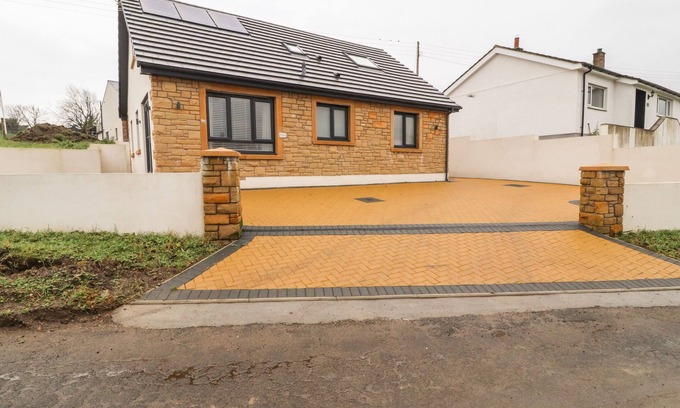 Eaglesfield Cottage | BECKSIDE HOUSE, pet friendly, with a garden in Cockermouth