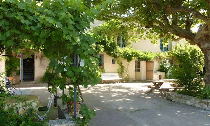 Saint-Etienne-les-Orgues Bed & Breakfast | Bed and Breakfast 'Chambre' with Shared Terrace, Shared Garden and Wi-Fi