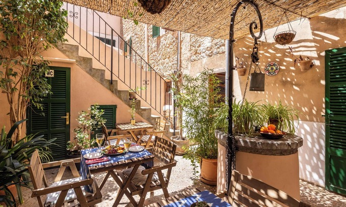 Banyalbufar Bed & Breakfast | Bed and Breakfast 'Can Busquets Suite' with Sea View, Wi-Fi and Air Conditioning