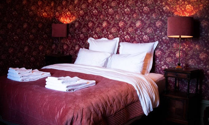Rouille Bed & Breakfast | Bed and Breakfast 'Suite Familliale - Vue Sur Parc' with Shared Garden and Wi-Fi