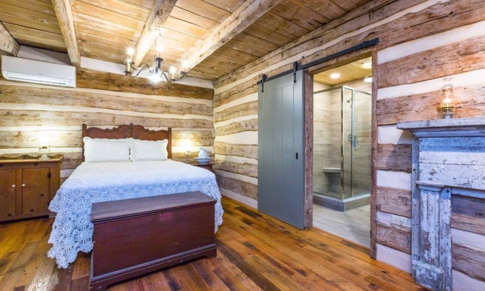 Swoope Bed & Breakfast | Bed&Breakfast in a 1795 Log Cabin on working farm, Margaret Baylor-Swoope suite