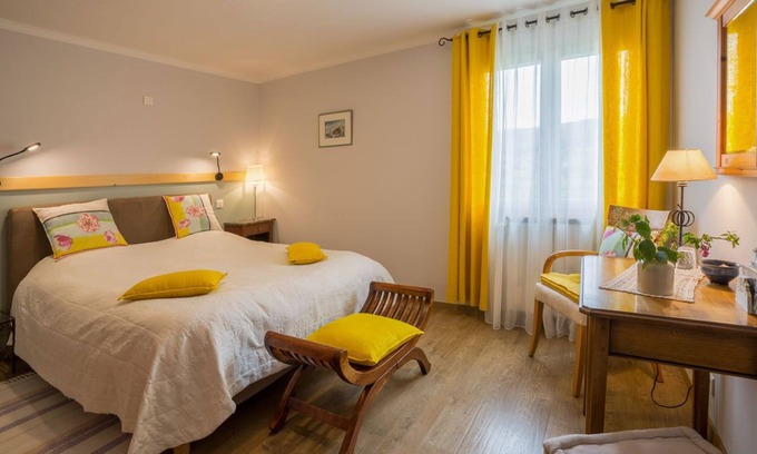 Villeneuve-de-Berg Bed & Breakfast | Bedroom 1 to 2p. self-catering, Park, Kitchen/dining room