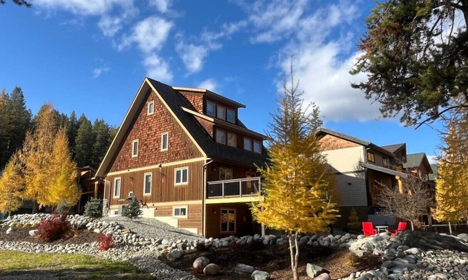East Kootenay Ski Chalet | Bedrooms Galore Hottub Short Flat Walk to Lift
