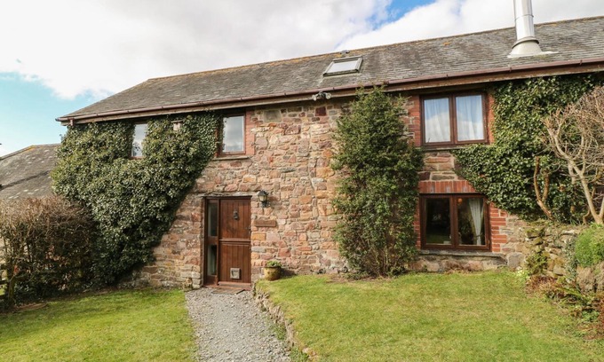 South Molton House | BEECHCROFT COTTAGE, pet friendly, with open fire in South Molton