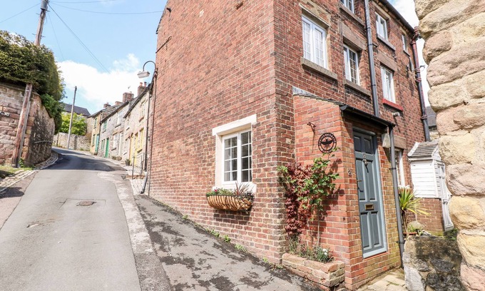 Wirksworth House | BEEHIVE, pet friendly, character holiday cottage in Wirksworth