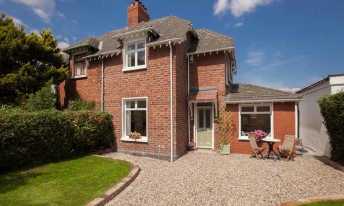 Belfast House | Beersbridge Cottage near Titanic Centre & Airport