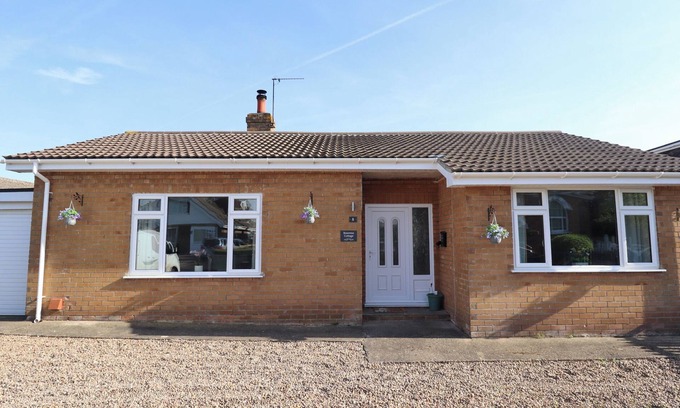 Louth House | BEESWAX COTTAGE, pet friendly, country holiday cottage in Grimoldby