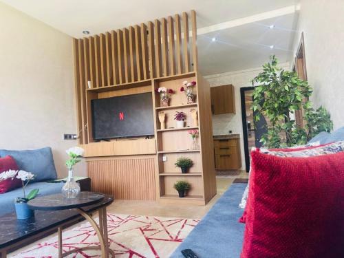 El Mansouria Apartment | Bel appartement avec vue piscine, jardin & mer