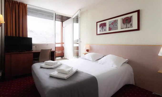 Les Menuires Apartment | Belambra Clubs Les Menuires - Snow And Heaven - Half board - 2 Rooms Essential 2 Adults and 2 Children with Balcony and View Impregnable Mountain
