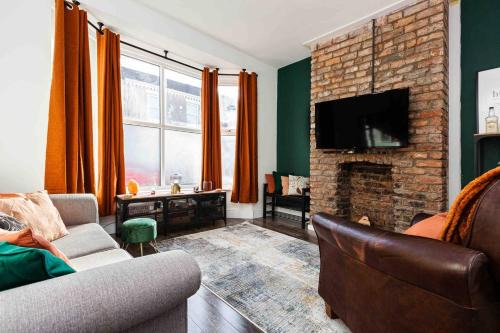 Liverpool House | Belgrave Rise 2 Mins To Train Patio Parking