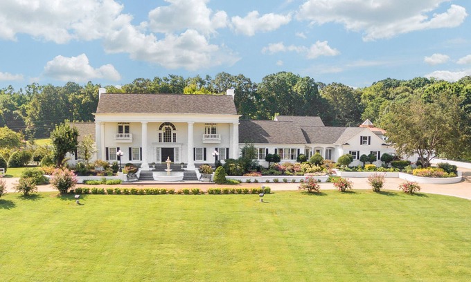 Ooltewah House | Bell Mill Mansion-Tennessee's Vacation & Wedding Venue with Resort Amenities