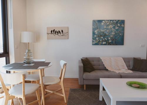 Heidelberg Heights Apartment | Bell St Retreat - 2BR 2Bath Stay