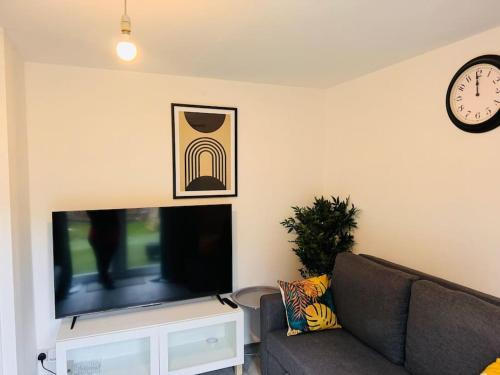Havering Apartment | Bella Homes-Spacious 4 bedroom Modern Town house Romford