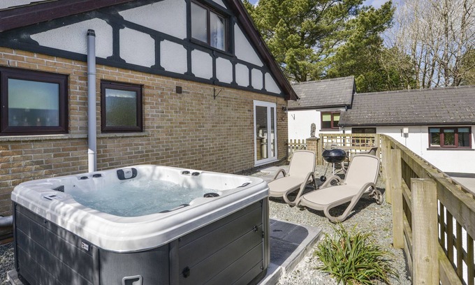 Beaworthy Cottage | BELLA'S COTTAGE, pet friendly, with hot tub in Halwill Junction
