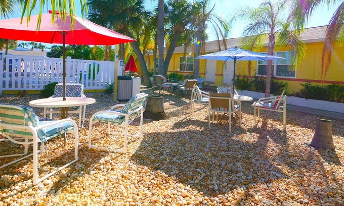 St. Pete Beach Hotel | Bella Sirena Inn