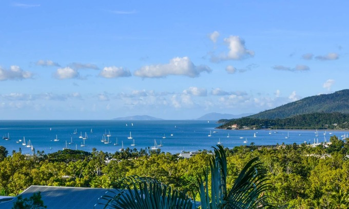 Airlie Beach Apartment | Bella Vista Central Airlie Pets Welcome UNPON REQUEST