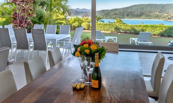 Hamilton Island Apartment | Bella Vista East 3 - 2 bedroom oceanview apartment with golf buggy