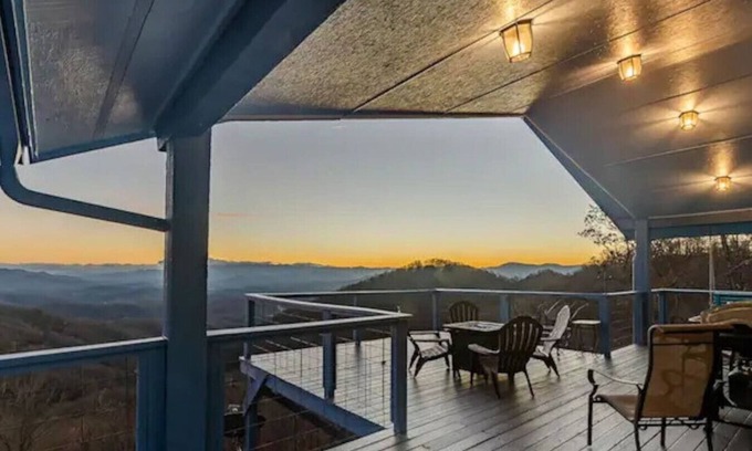 Franklin House | Bella Vista -HOT TUB! -A View Forever!