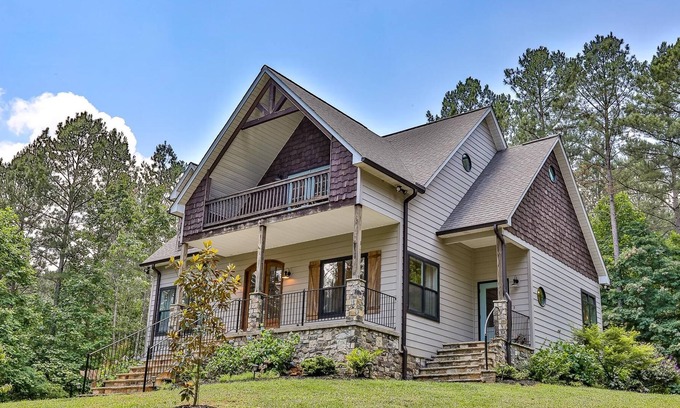 Blairsville Cabin | BELLA- VITA - Stunning Craftsman Farmhouse Mountain Home in gated community!