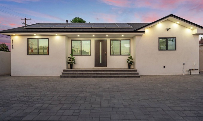 Valley Glen House | Bellaire Villa: Stylish 3Bdr Retreat with Pool!