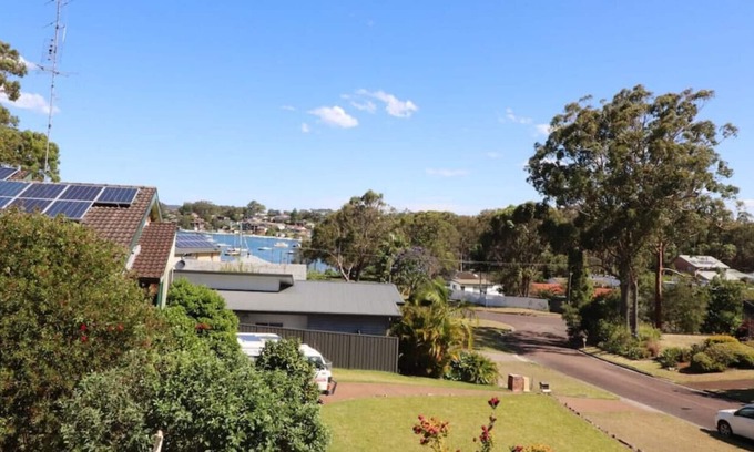 Buttaba House | Bellavista - outdoor dog friendly lake views