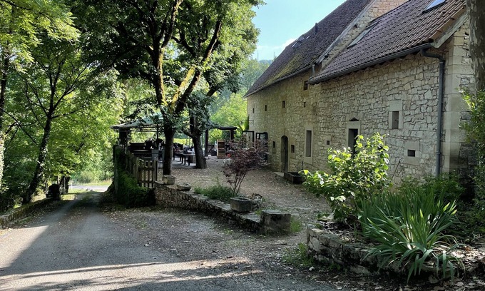 Camboulit House | Belle Longère aux Abords du Célé, où Règnent Calme et Fraicheur