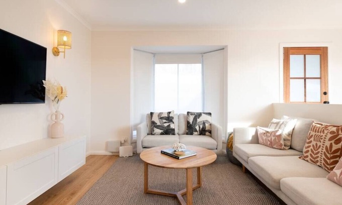 Trevallyn House | Belleview - stylish family/group retreat + studio