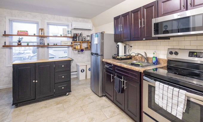 Belleville Apartment | Belleville 2 Bed, Bonus Office, Laundry, Parking