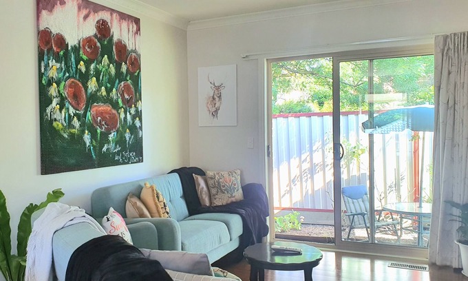 Nerrina House | Bells Lane - Large Home w/ Double Garage Sleeps 10