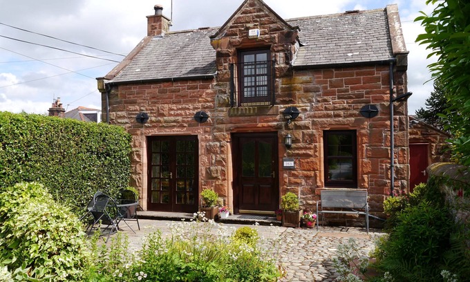 Dumfries Cottage | Belmont Cottage - a cottage that sleeps 3 guests in 2 bedrooms