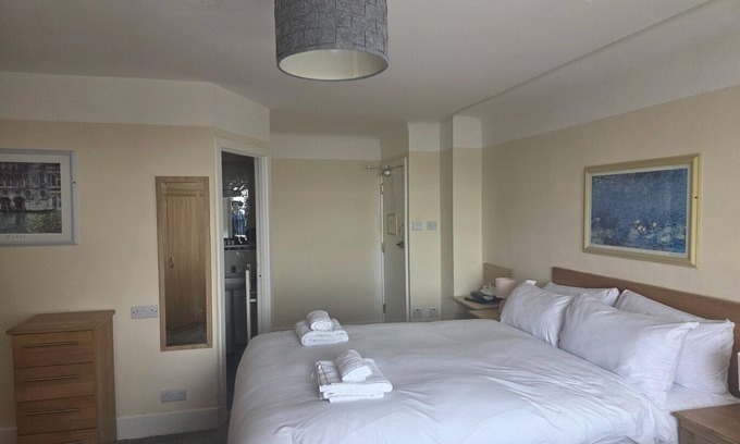 Bournemouth City Centre Apartment | Belvilla Russel Court Hotel | Standard Triple