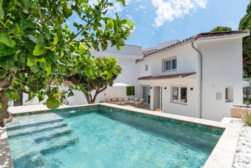 Benalmadena Costa Villa | Benalmadena Beach Villa-Luxe new 5BR heated pool & BBQ kitchen at prime location near Puerto Marina & Beach