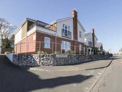 Tyn-y-Gongl Apartment | Benllech Coastal Retreat