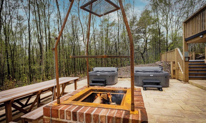 Farley Cabin | Beresford; woodland lodge for 18 w/hot tubs, games, log burner nr Alton Towers