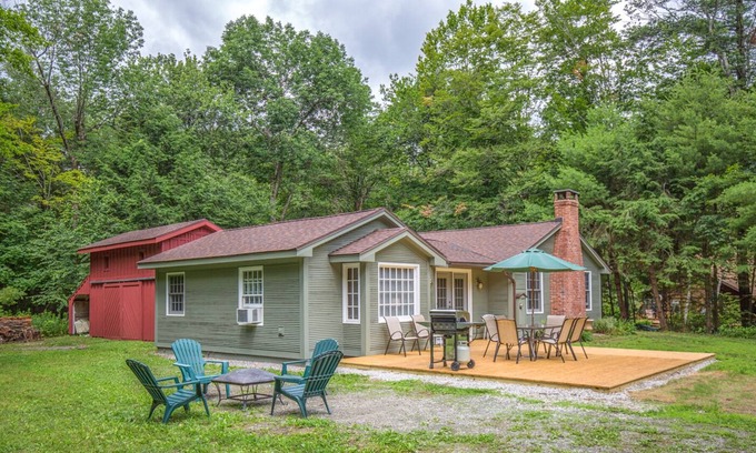 Tolland House | Berkshires Retreat & Respite ⭐️ Walk to the water. Peaceful, renovated property.