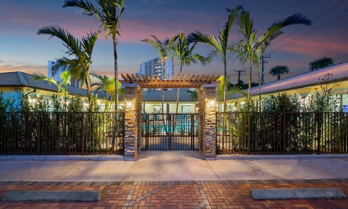Singer Island Apartment | Bermuda Bungalows #2 🌴🏄‍♀️Quick Walk to Public Beach 🏊🩴Pool/Spa On-Site 🏖️🌅Downtown Singer Island 🌊😎Walk to Restuarants, Bars, Shops 🐬🌞Free On-Site Parking!