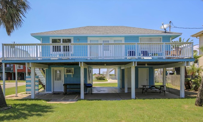 Bermuda Beach House | Bermuda Escape: Charming, 2nd row Beach Cottage w/ backyard!