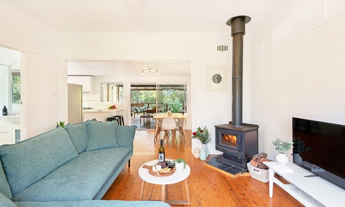 Huskisson House | Berry St: Charming Huskisson Central Cottage With Bush Outlook