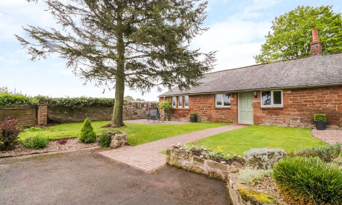 Wing Cottage | BERRYMOOR COTTAGE, pet friendly, with hot tub in Corby Hill