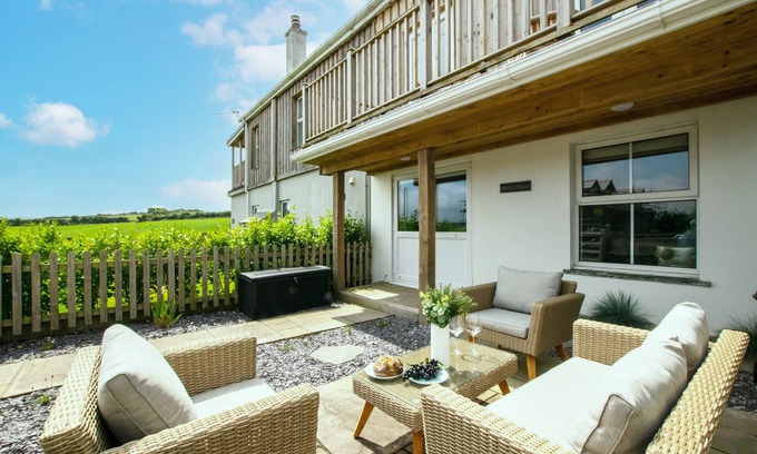 Little Petherick House | Bert's Place - Three Bedroom House, Sleeps 6