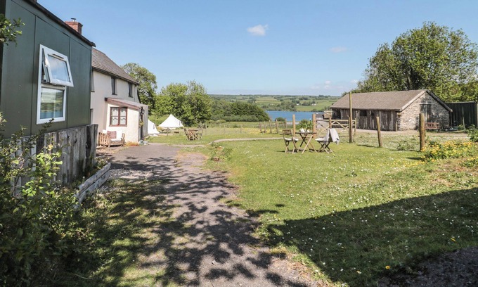 Dulverton Cottage | BERTIES BOLTHOLE, romantic, with a garden in Dulverton
