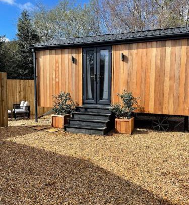 Llangollen House | Berwyn Lodge with private hot tub