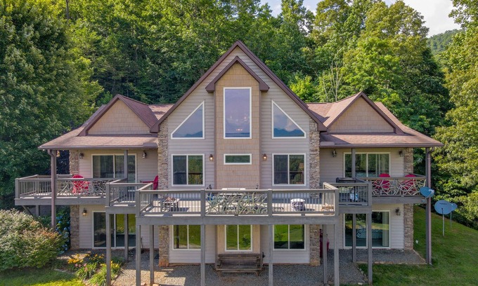 Franklin House | Best 5000 sq/ft Vacation Cabin with amazing VIEWS & Activities!
