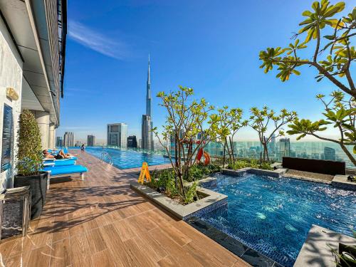 Downtown Dubai Apartment | Best Burj Khalifa view balcony apartment with 64th floor infinity Pool in Paramount Hotel Midtown