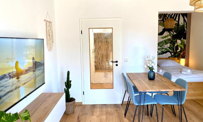 Kempten Apartment | Best Butler Jungle Suite - Central - Netflix - Big Box