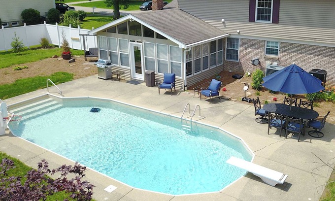 Roselawn Finance House | Best in show. Pool. Bar. Pool Table. Basketball.
