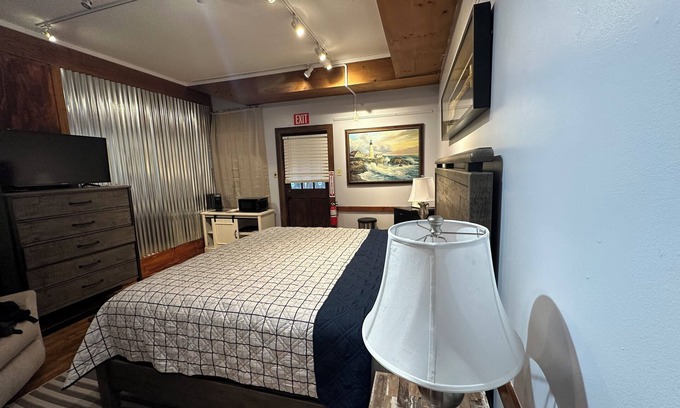 Oriental House | Best Location in Oriental! King Bed. Steps away from Oriental Marina!