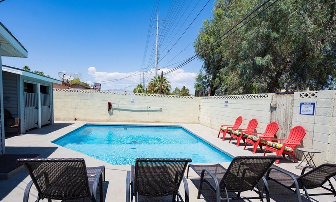 Rancho Oakey House | Best of Las Vegas Getaway | Sparkling Pool
