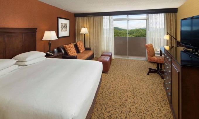 Gatlinburg Hotel | Best Place to Unwind! Private Balcony, Indoor Pool, Parking, Pet-Friendly!