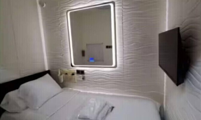 South Loop Hotel | Best Private Room in Downtown | Free Coffee